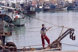 Image du Maroc Professionnelle de  Un bateau de pêche entre au port d'Agadir, ville située au sud du Maroc, Vendredi 23 Août 2002. (Photo / Abdeljalil Bounhar)

 